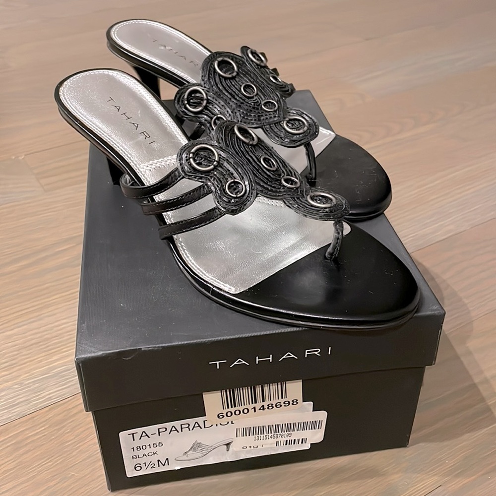 Tahari Shoes 6 1/2 Womens Black Thong Kitten Heel Sandals Ta-Paradise